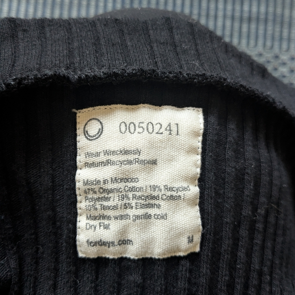 Black Ribbed Button-Up Crop Top - Picture 4 of 4